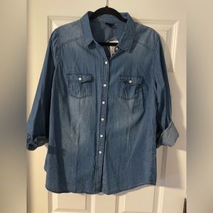 Torrid Medium Wash Button Down Chambray Shirt. SZ 1X